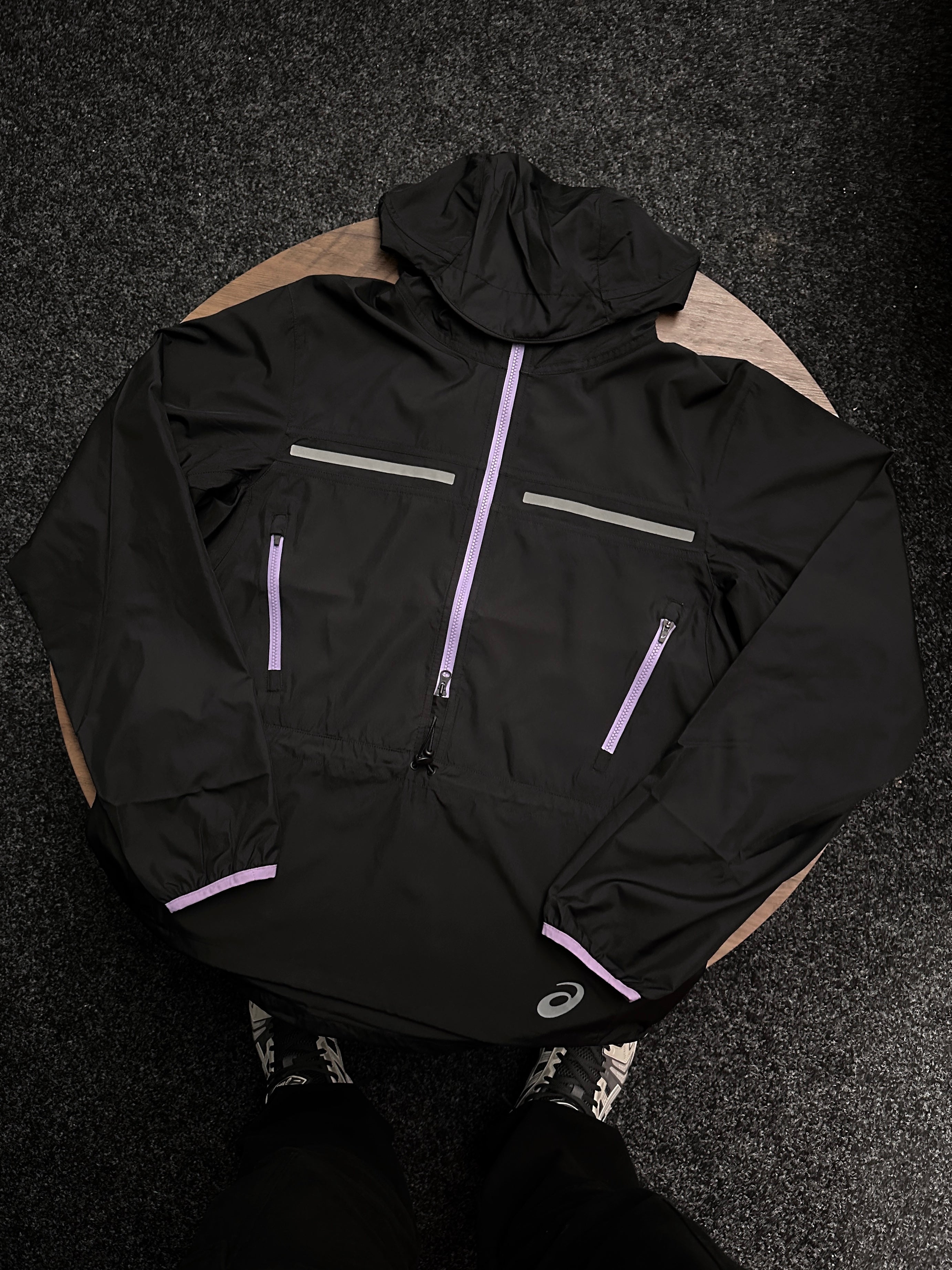 ASICS WOVEN WINDRUNNER JACKET BLACK/LILAC