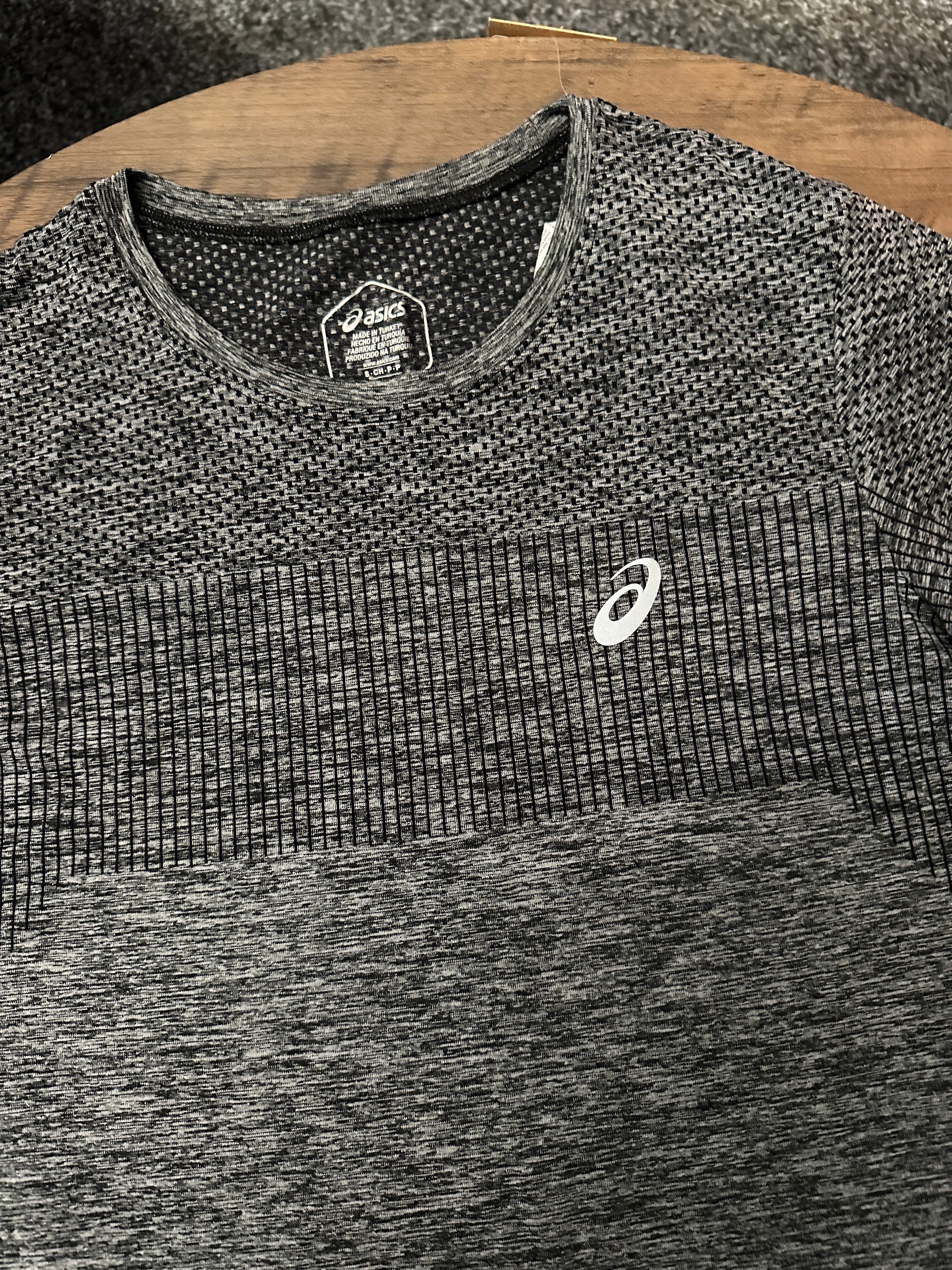 ASICS RACE SEAMLESS T-SHIRT CARRIER GREY