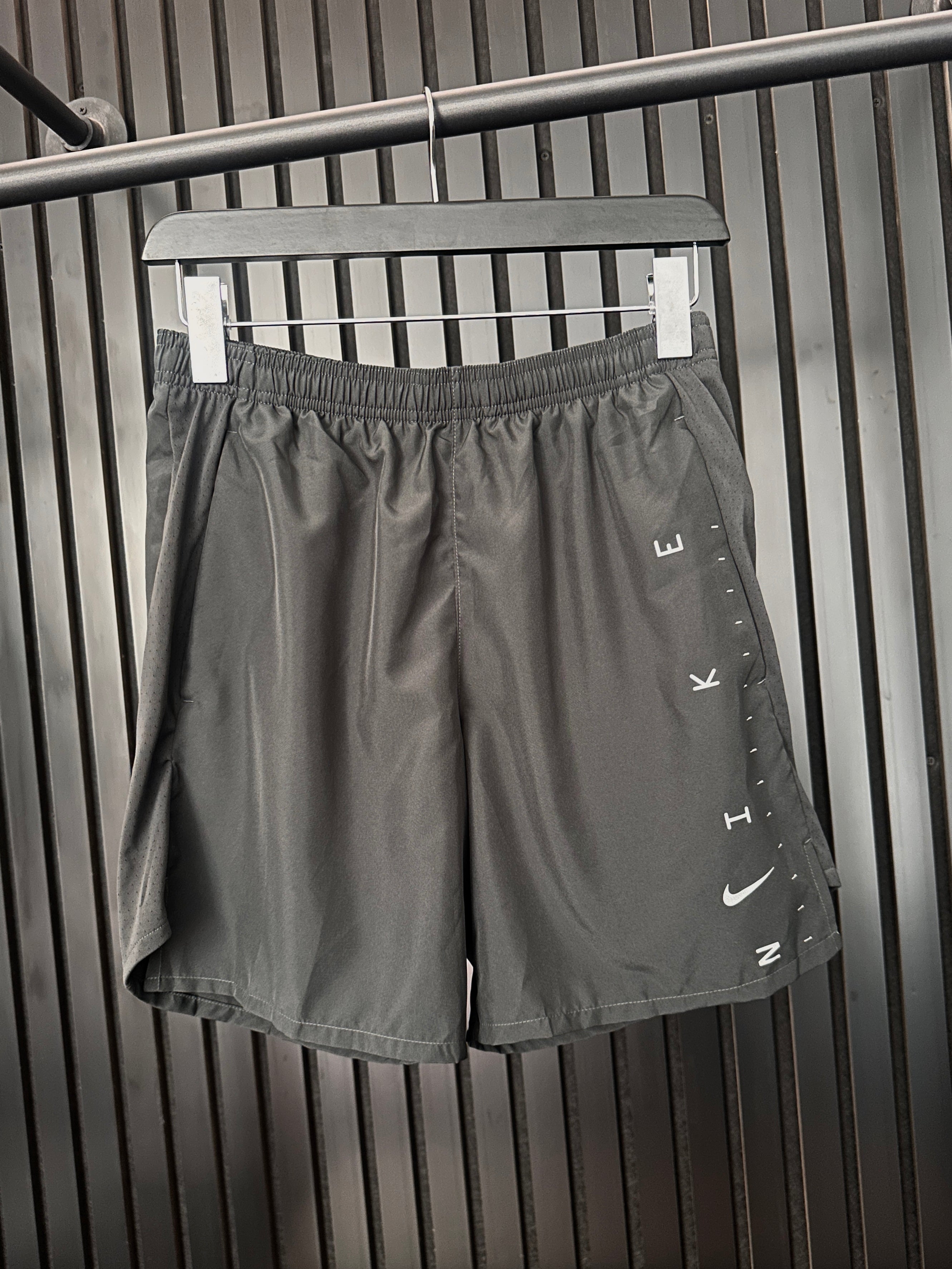 NIKE PRINT CHALLENGER SHORT CHARCOAL