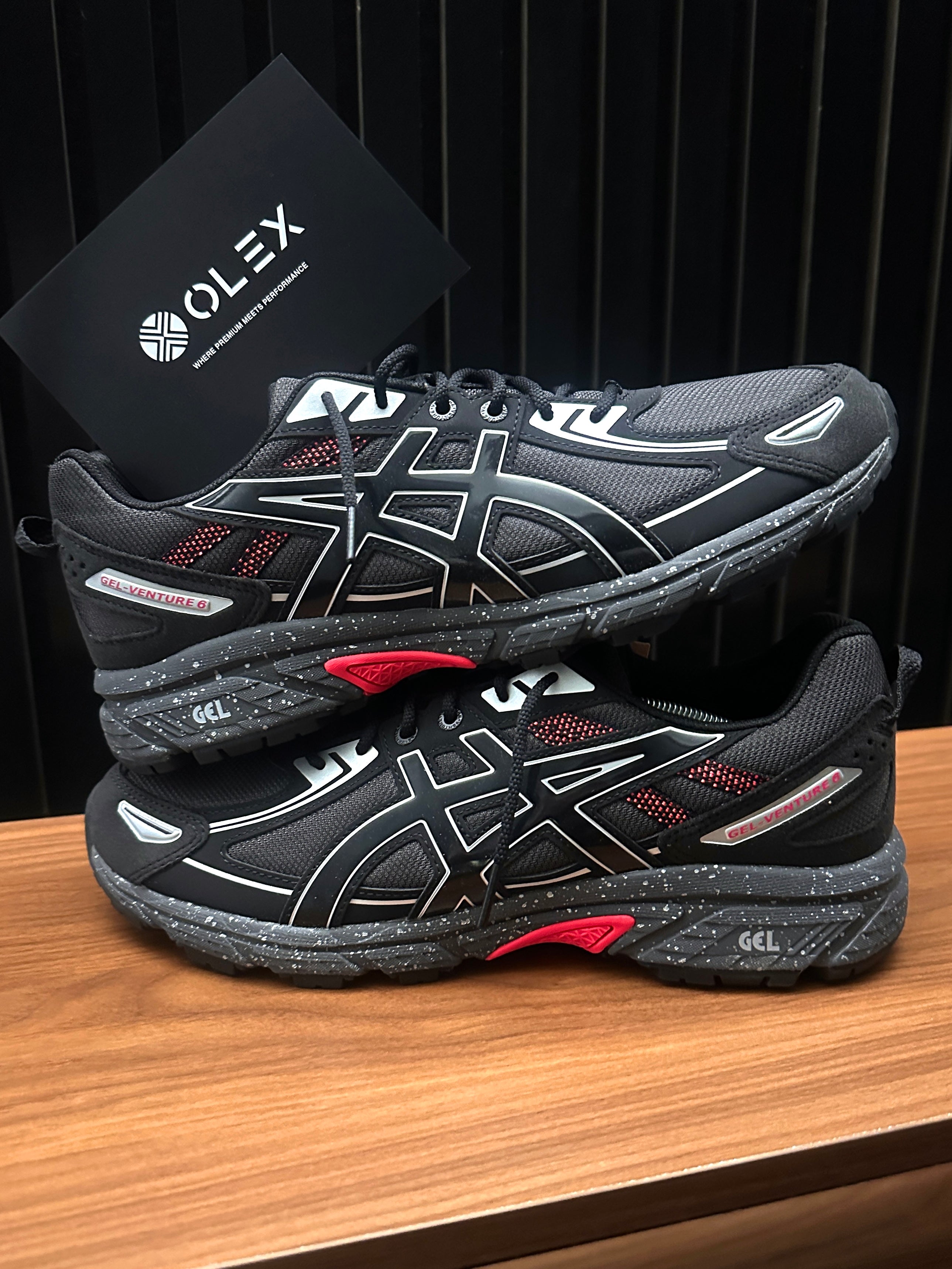 GEL VENTURE 6 ‘OBSIDIAN GREY/BLACK/RED’