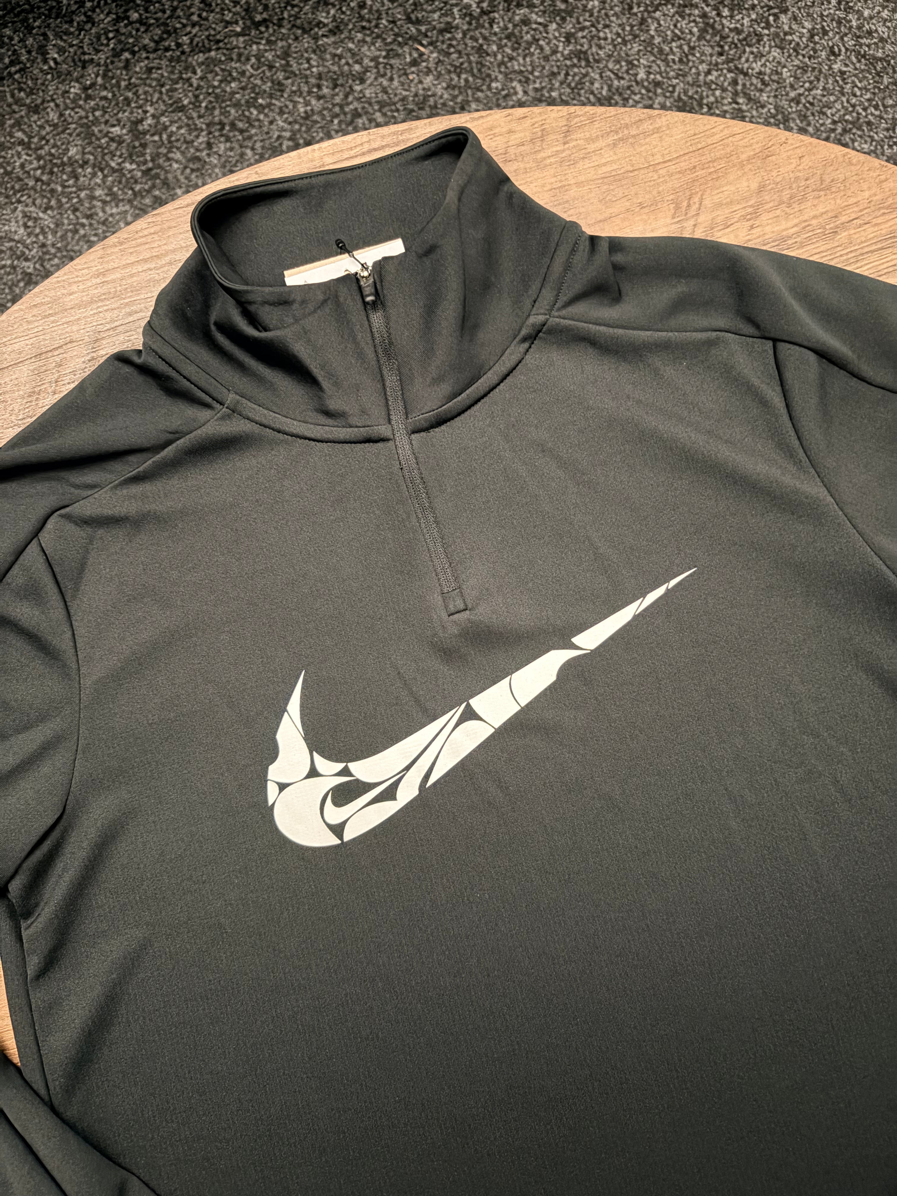 NIKE WOMENS SWOOSH 1/2 ZIP BLACK/WHITE